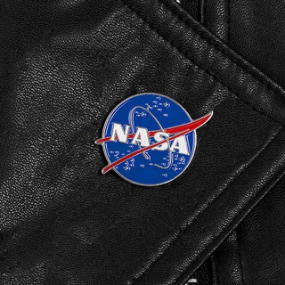 Ghim Cài Áo Hình Phi Hành Gia NASA Bằng Da