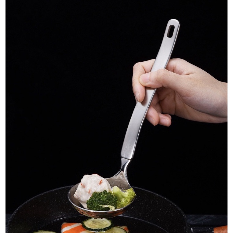Muôi múc canh inox 304 cao cấp sáng bóng sang trọng kích thước 22.5cm x 7cm - V99