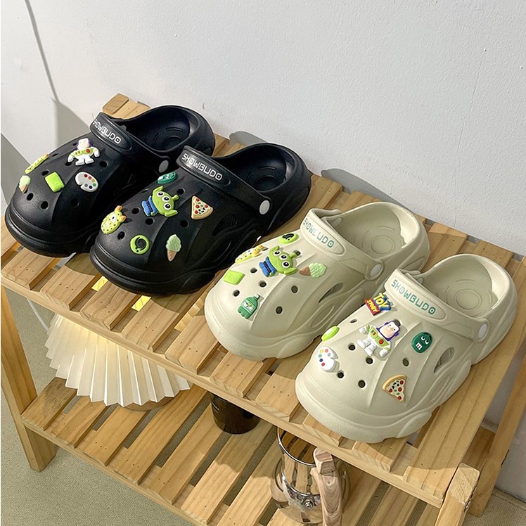 Dép xỏ ngón chân lớn LGfashion được trang trí bằng phim hoạt hình Thích hợp để đi chơi sang trọng và mát mẻ. Có dây đeo sau. Lỗ để tưới nước và đi qua mưa.