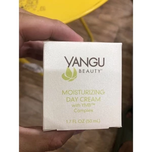 Yangu Kem dưỡng ẩm ban ngày: Một loại kem dưỡng ẩm nhẹ, thuần chay cả ngày. Axit Hyaluronic giúp da căng mọng. YMB Comp