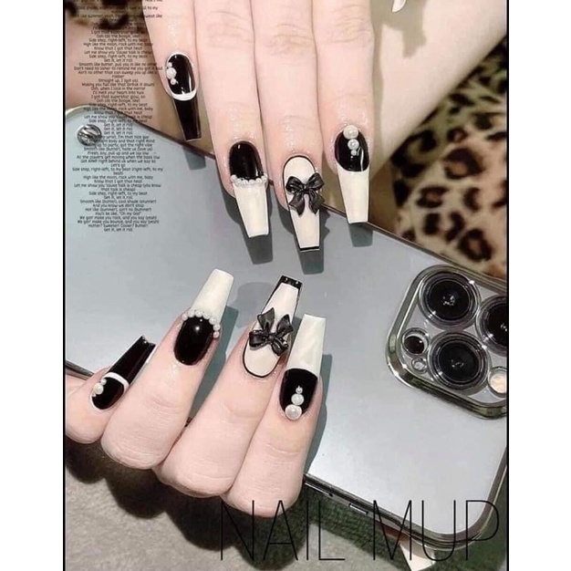 Bạn đang tìm kiếm mẫu nail đẹp nhất với màu đen? Hãy đến với chúng tôi trong năm 2024 để tìm thấy sự hoàn hảo. Với những mẫu nail đen đẹp và sự kết hợp tinh tế với các gam màu khác, bạn sẽ tự tin và rực rỡ hơn bao giờ hết!