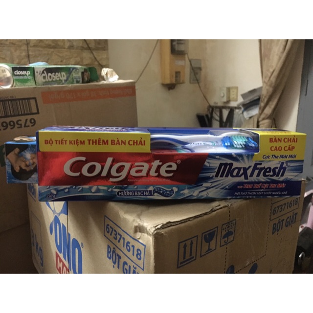 Kem Đánh Răng Colgate Maxfresh 225gr tang ban chai