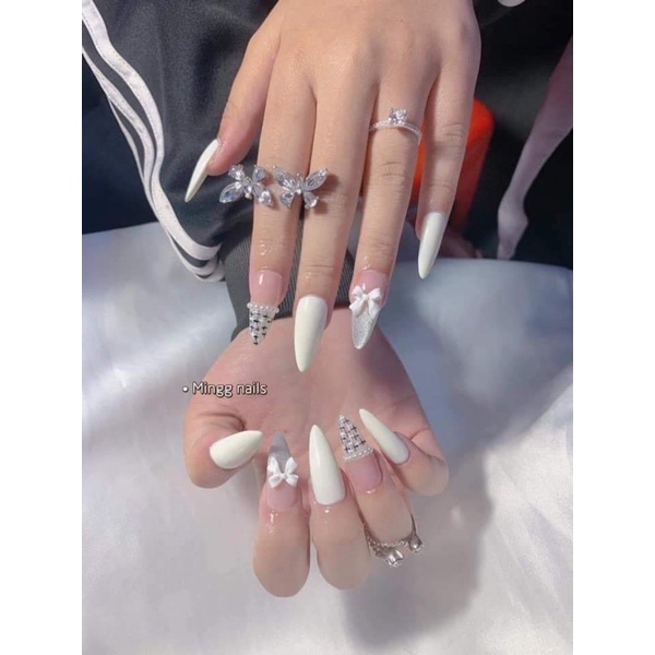 Mẫu nail thiết kế móng nhọn luôn là lựa chọn hoàn hảo cho những người đam mê nghệ thuật thẩm mỹ. Với những chi tiết tinh tế và phong cách sang trọng, bạn sẽ thật sự trở thành ngôi sao sáng giữa đám đông.