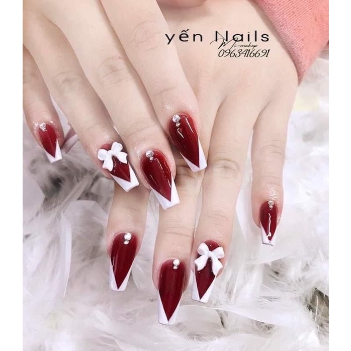 Nail đỏ đính đá tạo nên vẻ đẹp màu sắc đầy cuốn hút và quyến rũ, tuyệt đối không thể bỏ qua cho các cô gái yêu thích làm đẹp. Kiểu dáng đính đá tinh xảo, tỉ mỉ sẽ làm bạn nổi bật và ghi điểm trong mắt mọi người. Hãy xem ngay hình ảnh của móng tay đính đá đỏ để cảm nhận sự hoàn hảo này!