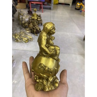 Tượng Khỉ Cầm gậy như ý ngồi quả đào bằng đồng vật phẩm phong thủy may mắn tài lộc thăng quan