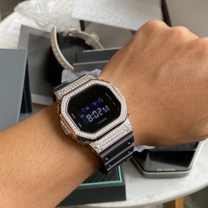 Đồng hồ nam Casio G-shock DW-5600BB Custom viền kim cương Kích