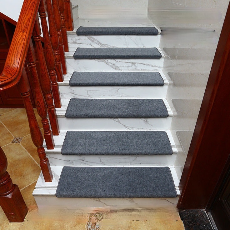 Thảm lót bậc cầu thang kiểu dáng cổ điển sang trọng