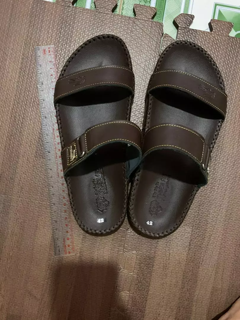 Chi tiết quai da bò của dép MABLACKA D868