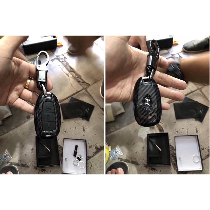 Ốp chìa khóa ô tô Hyundai Santafe, Kona, Accent, nhựa abs vân carbon cao cấp