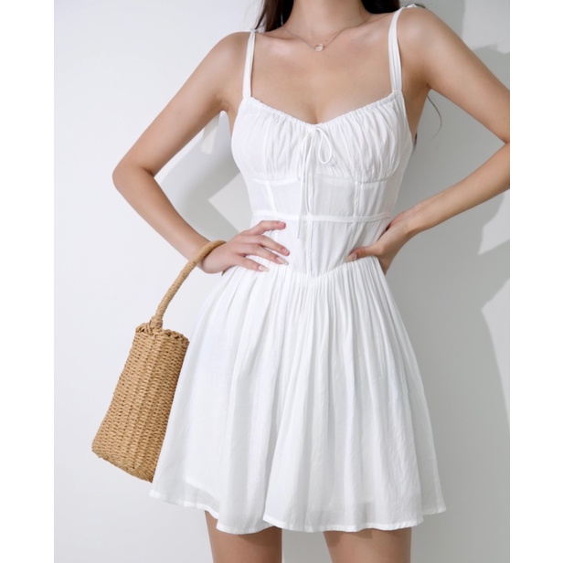 Váy chữ A trắng cổ điển với thiết kế quấn ngực hẹp ôm, gợi cảm, phù hợp cho kỳ nghỉ