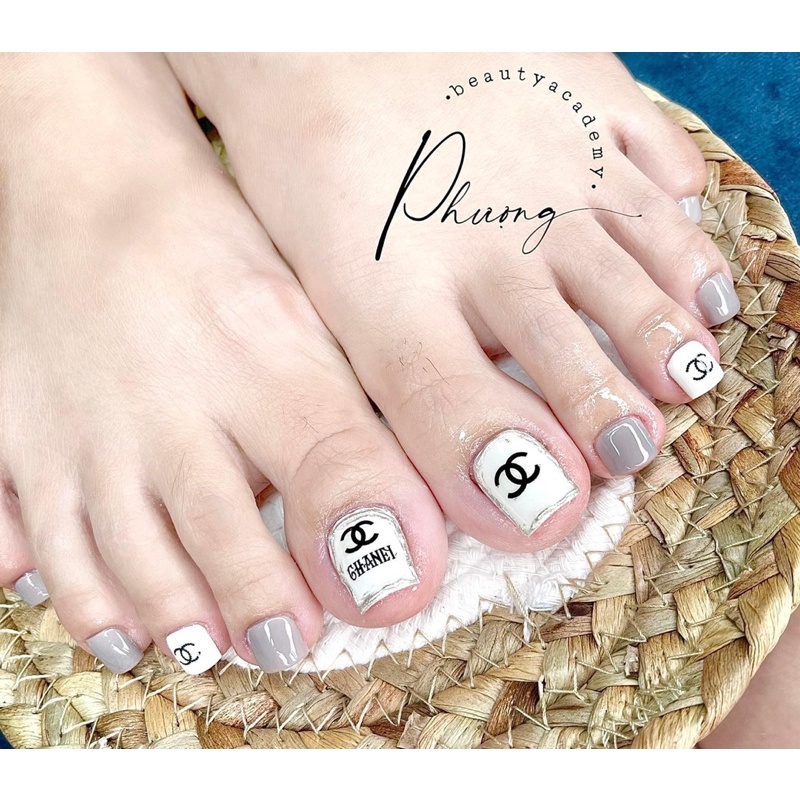 Những mẫu nail chân màu trắng luôn là sự lựa chọn tuyệt vời cho những người quan tâm đến sự tinh tế và thanh lịch. Điểm qua bộ sưu tập mới nhất về nail chân màu trắng, bạn sẽ cảm thấy bất ngờ trước sự đa dạng và tinh tế.