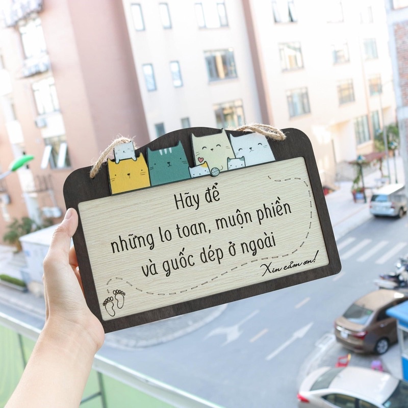 Bảng gỗ Hãy để những lo toan, muộn phiền và guốc giày dép ở ngoài hình đàn mèo đáng yêu