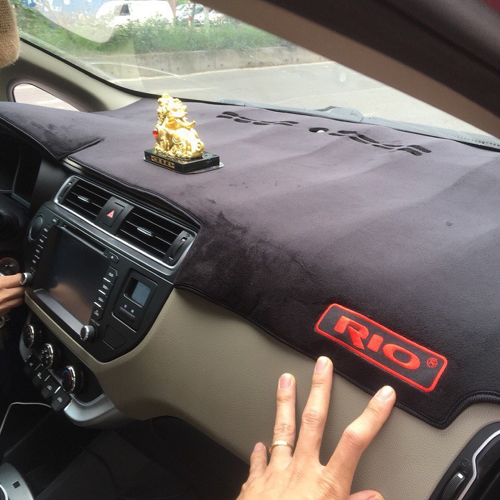 Thảm taplo xe Kia Rio 2012 - 2020, 2021, 2022, 2023, 2024, 2025 nhung lông cừu cao cấp, chống nắng tốt, vừa khít form xe