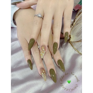 Những màu nail mới nhất đang làm mưa làm gió trong thế giới làm đẹp, với khả năng tôn lên làn da của bạn một cách tuyệt vời. Hãy xem hình ảnh dưới đây để tìm hiểu thêm về các màu nail tôn da đang hot nhất hiện nay.⠀