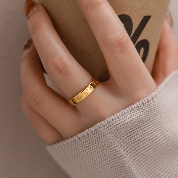 Nhẫn nữ unisex titan họa tiết trăng sao chìm đính đá mạ vàng 18K không gỉ WR2201