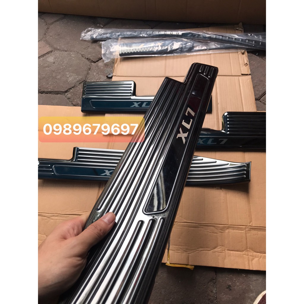 Ốp bậc cửa ô tô Suzuki XL7 2020, Nẹp bước chân Chất liệu Titan cao cấp, Bộ 8 miếng chống trầy cửa