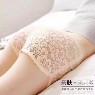 Quần mặc trong váy ren màu