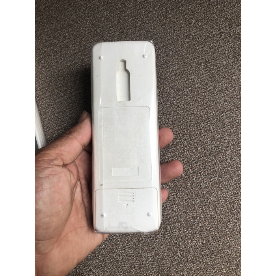Điều khiển dùng cho điều hòa Toshiba WC-L03SE có 1 nút đỏ ở giữa hàng chính hãng zin theo máy