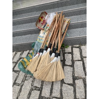 Chổi rễ quét sân vườn cán gỗ dài 140cm | Shopee Việt Nam