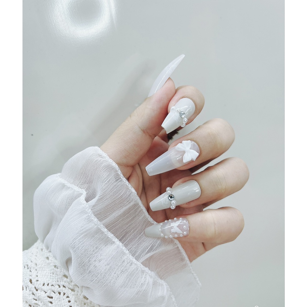 Với màu sắc trắng sữa tinh tế, móng tay của bạn sẽ trở nên đẹp nhẹ nhàng và thu hút ánh nhìn của mọi người. Hãy khám phá các mẫu nail trắng sữa độc đáo đã được cập nhật đến năm 2024 để thể hiện sự thanh lịch và đẳng cấp của bạn.
