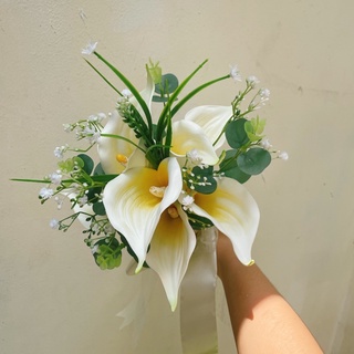 HOA CƯỚI CẦM TAY CÔ DÂU VỚI HOA RUM CALLA LILY THEO PHONG CÁCH HIỆN ĐẠI TẶNG KÈM CÀI ÁO CHÚ RỂ