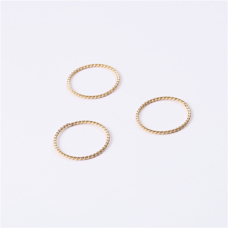 Nhẫn titan xoắn mảnh xinh không gỉ