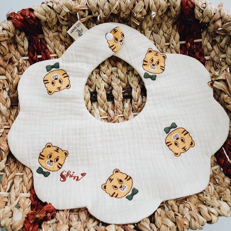 Thêu tên theo yêu cầu trên các sản phẩm của Cò Baby