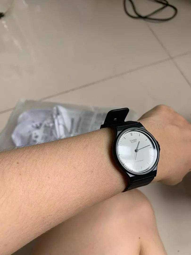 Casio MQ-24-7EL đeo trên cổ tay nữ