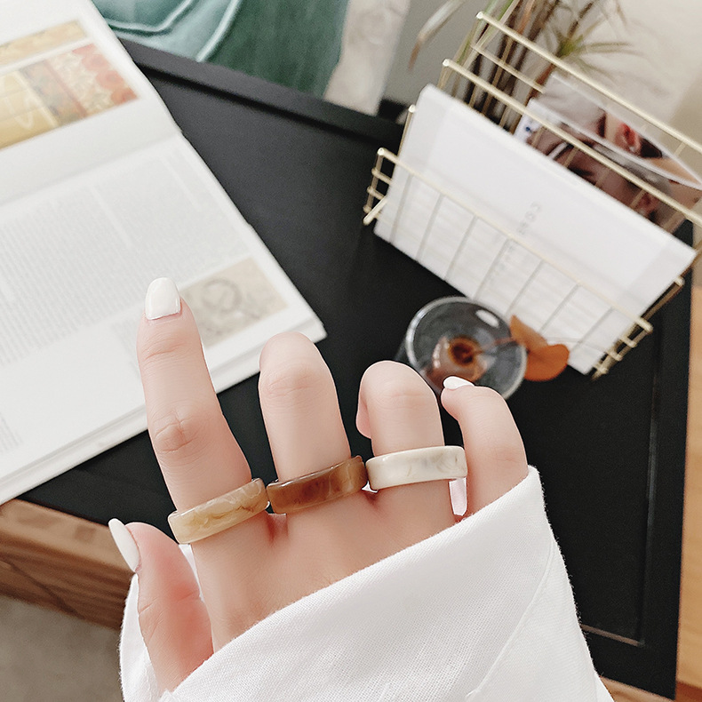 Ảnh OIMG  Nhẫn nữ acrylic Retro màu hổ phách kết hợp 1