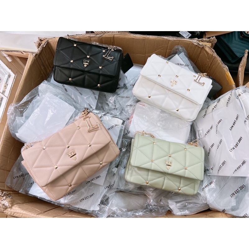 T I eo ch o LYN TRINITY HANDBAGS