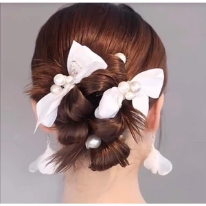 Châm nơ cài đầu cô dâu