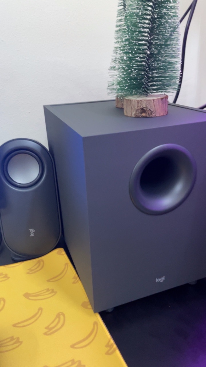 Loa Logitech Z407 trên bàn làm việc