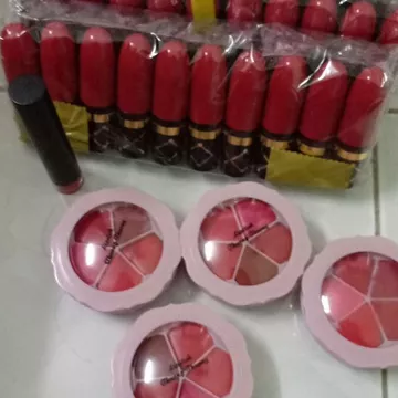 Son hộp và son sáp
