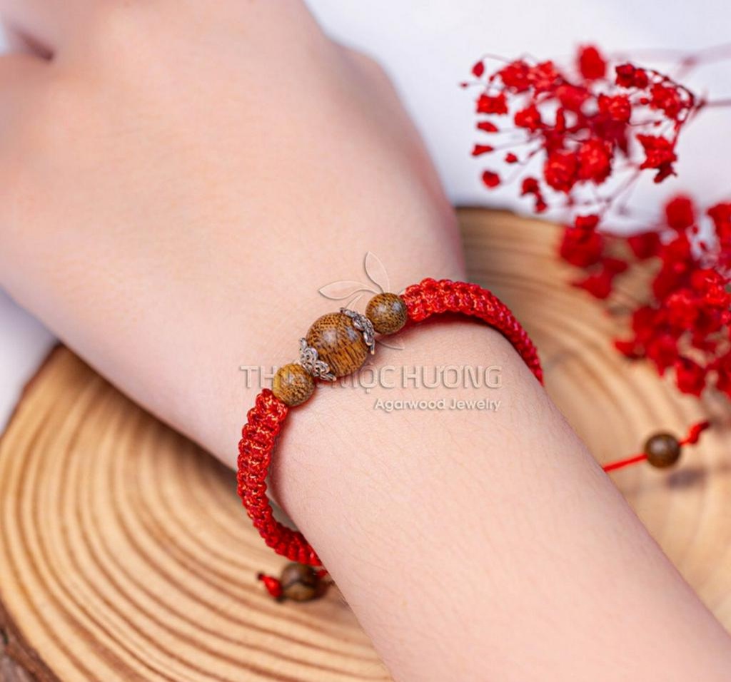 Mô tả Vòng tay trầm hương chỉ đỏ may mắn Ngọc Cầu Trầm THIÊN MỘC HƯƠNG thành công giàu sang hạnh phúc - 2