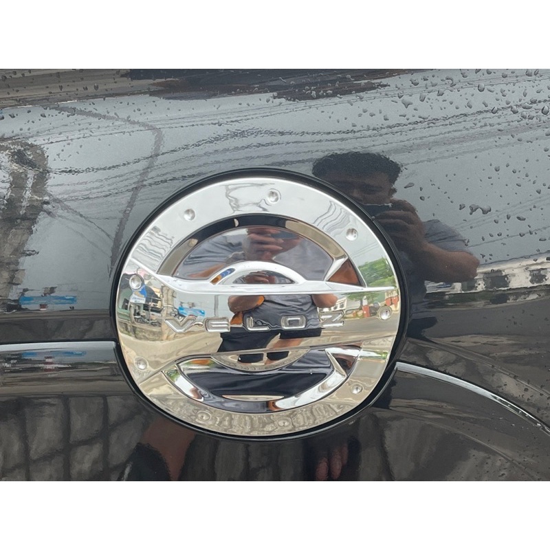 Ốp nắp bình xăng xe Toyota Veloz 2022- 2023-2024 Mạ Crom Sáng Bóng