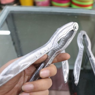 kẹp càng cua, ghẹ và tách các loại vỏ, hạt cứng