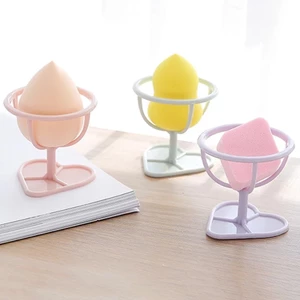 Đế nhựa hình ly để mút trang điểm hình trứng tiện dụng