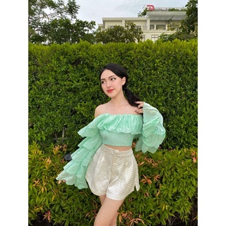 LOOK BASICC-Áo croptop trễ vai tay bèo tiểu thư