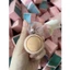 Con lăn đá núi lửa hút dầu thừa mà không làm trôi lớp makeup