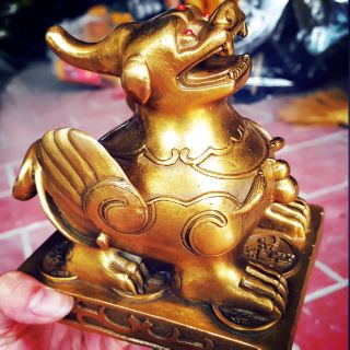 Tỳ Hưu trên bệ hút tài lộc  vật phẩm phong thuỷ bằng đồng