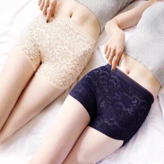 Quần mặc trong váy ren màu