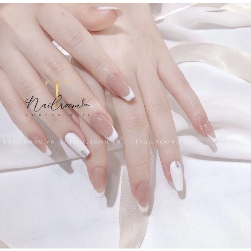 Mẫu nail màu trắng gạo là xu hướng mới nhất cho những ai yêu thích gam màu trang nhã và thanh lịch. Sử dụng những họa tiết nhẹ nhàng, tinh tế sẽ giúp tạo nên một bộ móng đẹp tuyệt vời. Hãy xem hình ảnh liên quan để khám phá vẻ đẹp của mẫu nail mang gam màu trắng gạo tuyệt đẹp này.