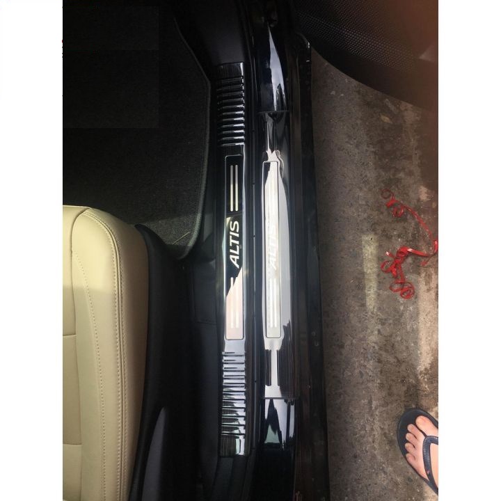 Ốp bậc chân trong, ngoài xe Toyota Altis 2022, 2023, 2024 titan phay xước cao cấp