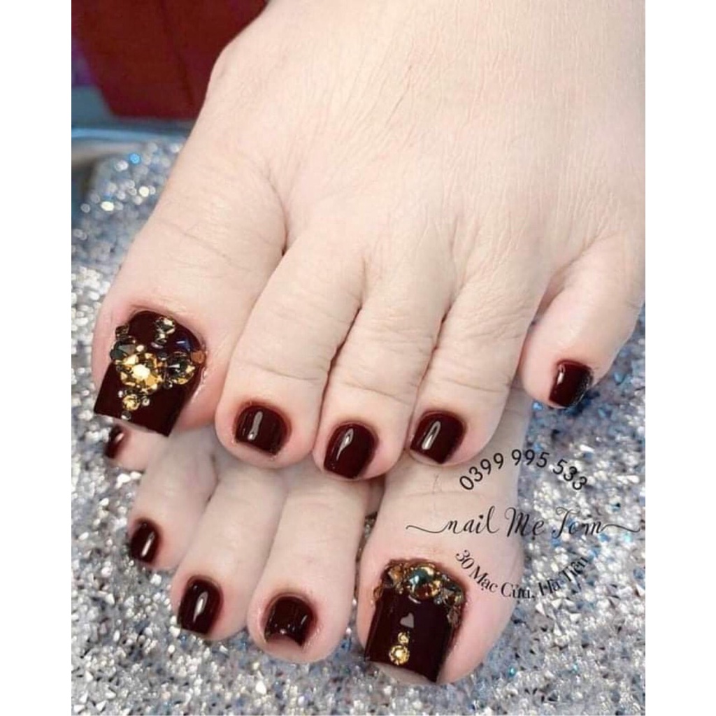 Chào mừng đến với thế giới Nail chân đính đá! Chúng tôi đã cập nhật thành công các mẫu móng chân cực kỳ sang trọng với những chiếc đính đá lấp lánh. Hãy cùng điểm xuyết cho bản thân một phiên bản mới với những chiếc móng đính đá đẹp từ chân đến ngón.