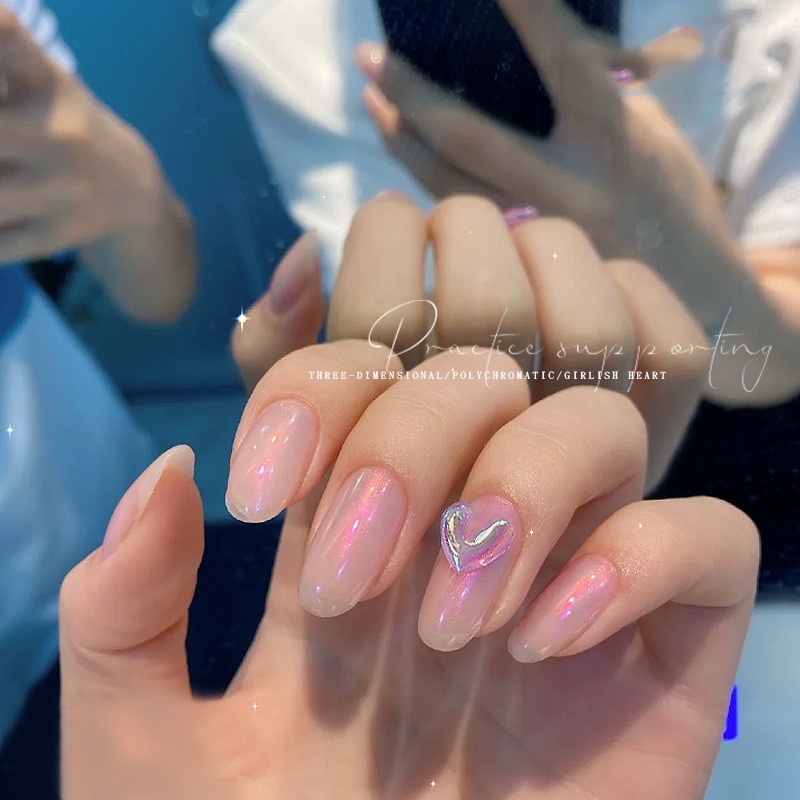 charm đính móng tim có ánh sắc màu