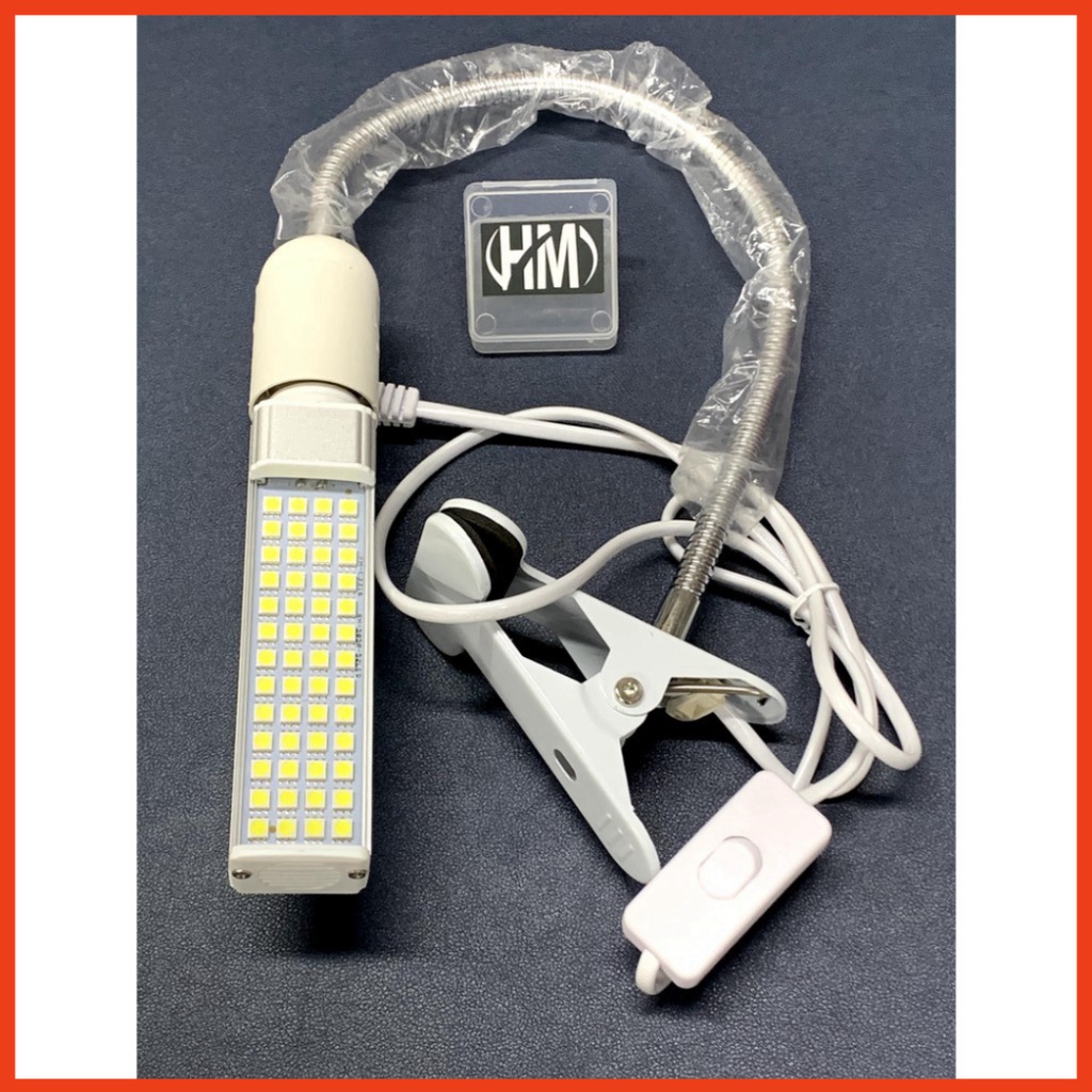 Đèn kẹp bàn gồm cán dài 50cm và bóng đèn, cổ mềm uốn chỉnh hướng sáng