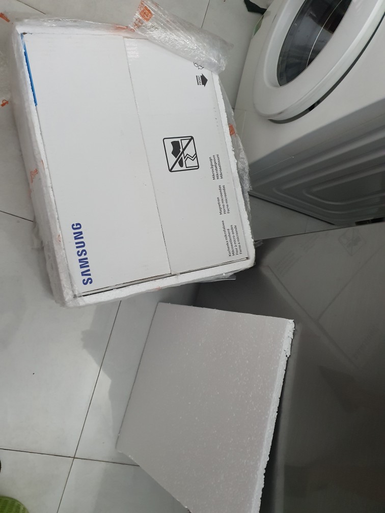 Lò vi sóng Samsung MG23K3515AS/SV trong gian bếp