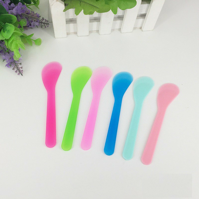 Que thìa + bát nhựa dùng để trộn bột mặt nạ
