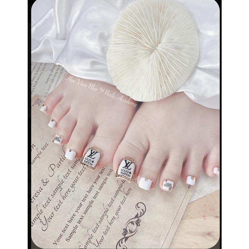 Nail chân là một trong những dịch vụ làm đẹp được yêu thích nhất hiện nay. Với mẫu nail chân giá tốt năm 2024, bạn sẽ có được sự phục vụ chuyên nghiệp và chất lượng tốt nhất. Đừng bỏ lỡ cơ hội được hưởng trọn niềm vui và sự thư giãn tuyệt vời từ những tay thợ làm nails giỏi nhất.