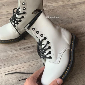 GIày SARAH BOOTS cổ cao chất da cao cấp màu trắng 8 nút đế thấp Kawaii.vn (ẢNH THẬT SHOP TỰ CHỤP)
